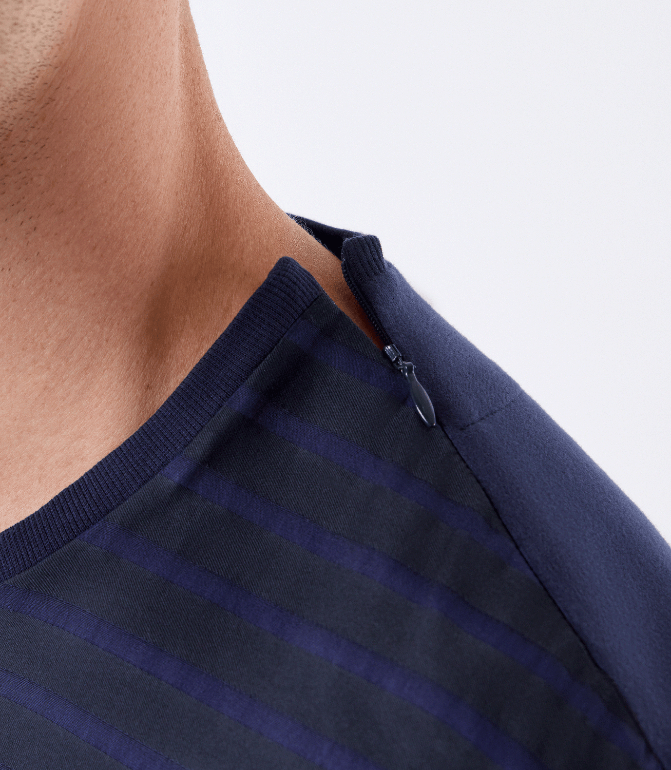 Camiseta Recorte Alfaiataria e Malha Azul – slide 5