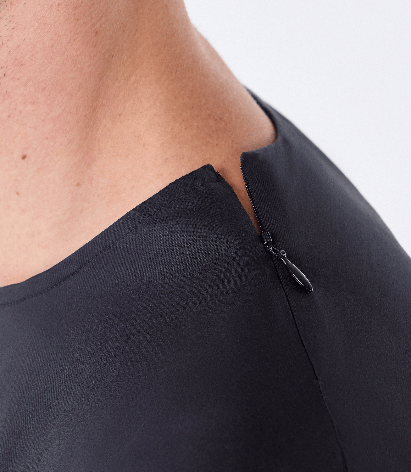 Camiseta Canoa com Zíper no Ombro Preto – slide 4