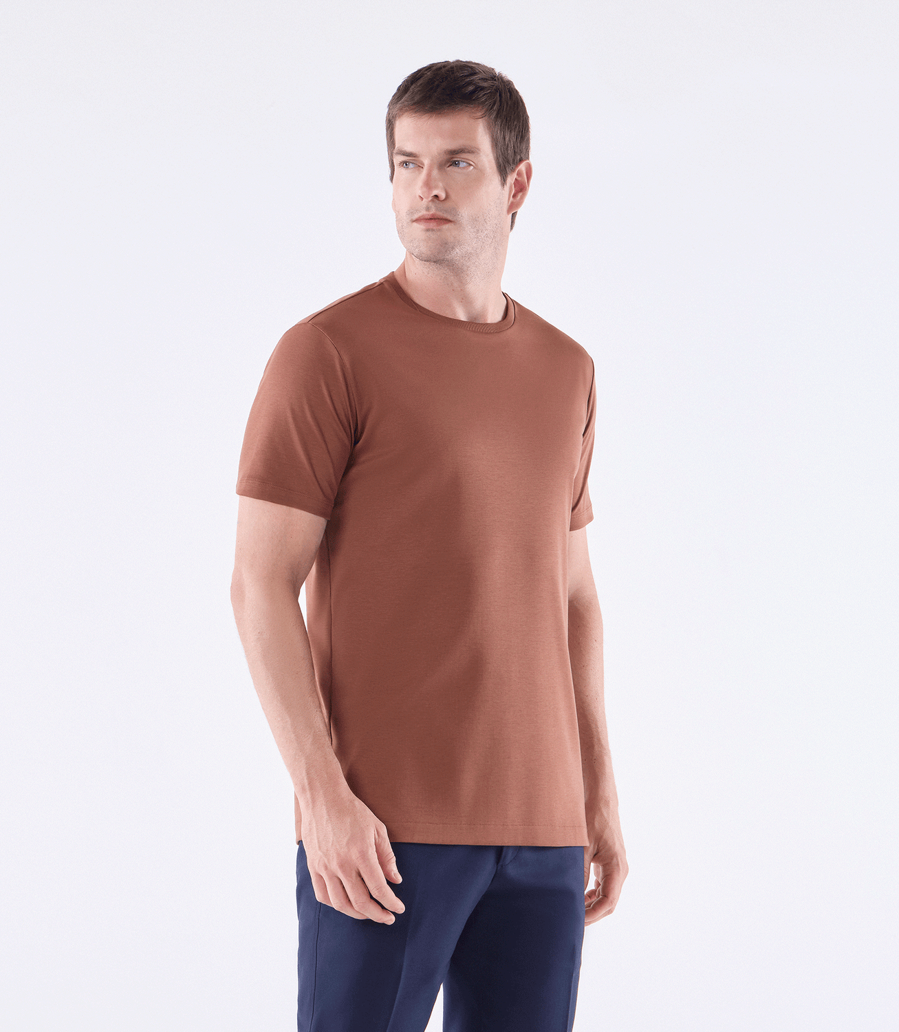 Camiseta Pima Interloque Gola Cruzada Marrom – slide 1