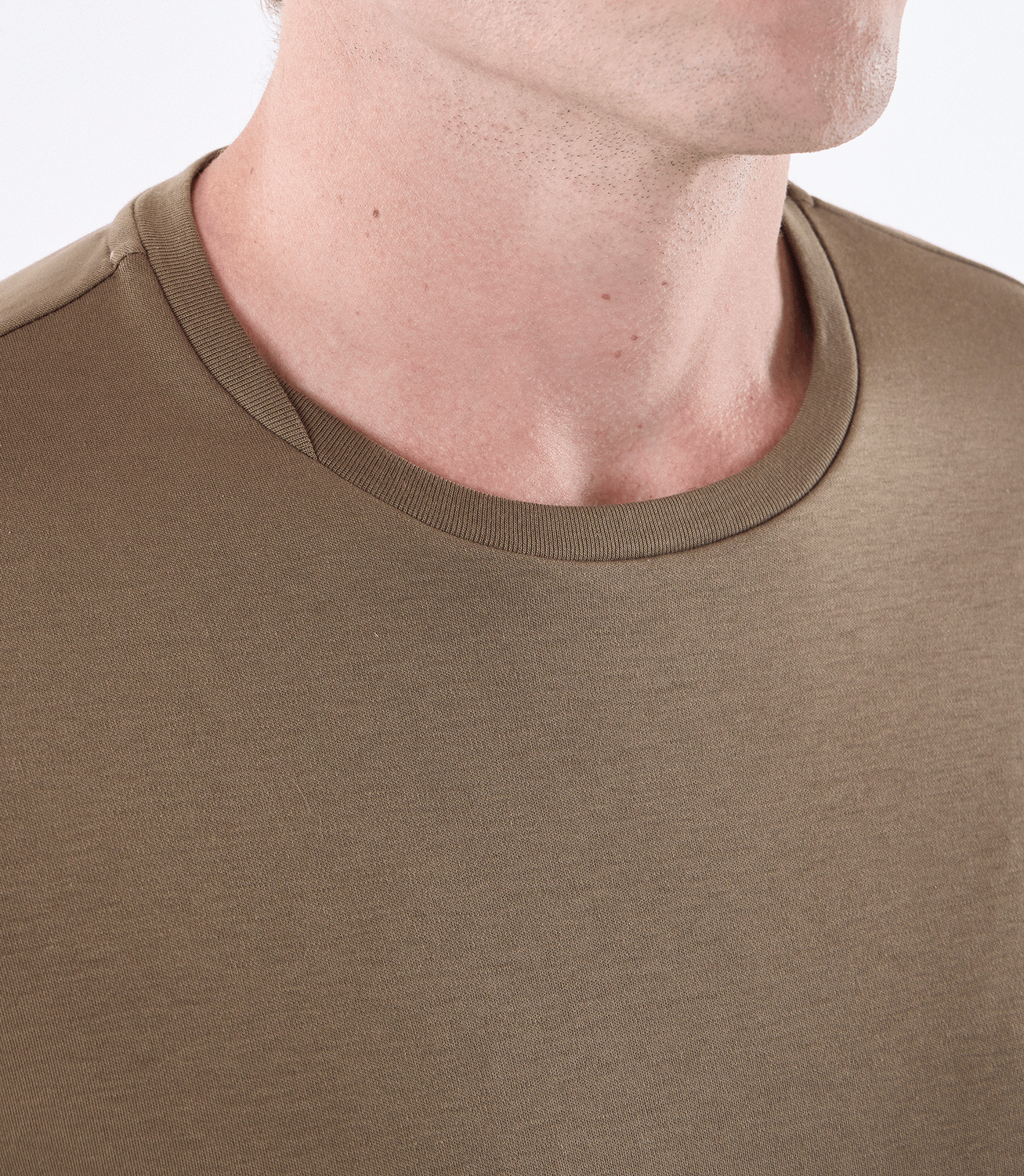 Camiseta Pima Interloque Gola Cruzada Marrom – slide 4