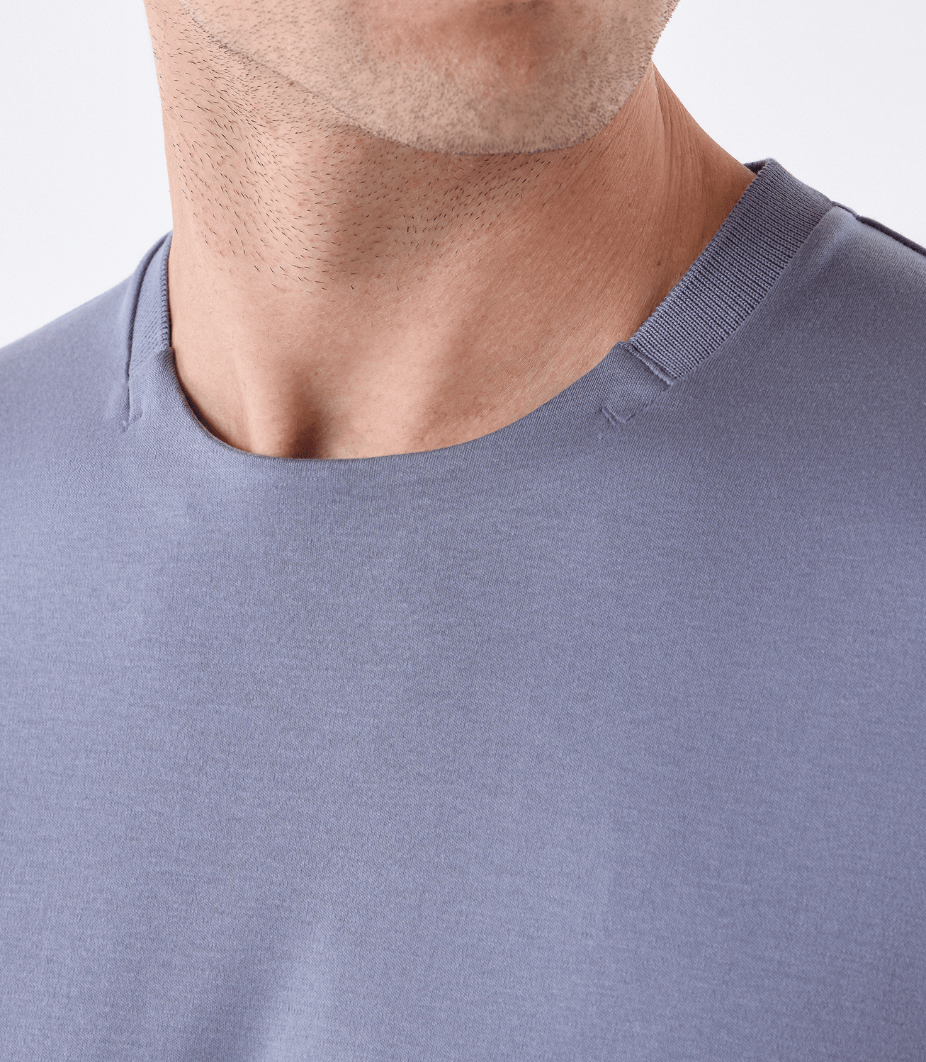 Camiseta Interloque Gola com Recorte Cinza – slide 4