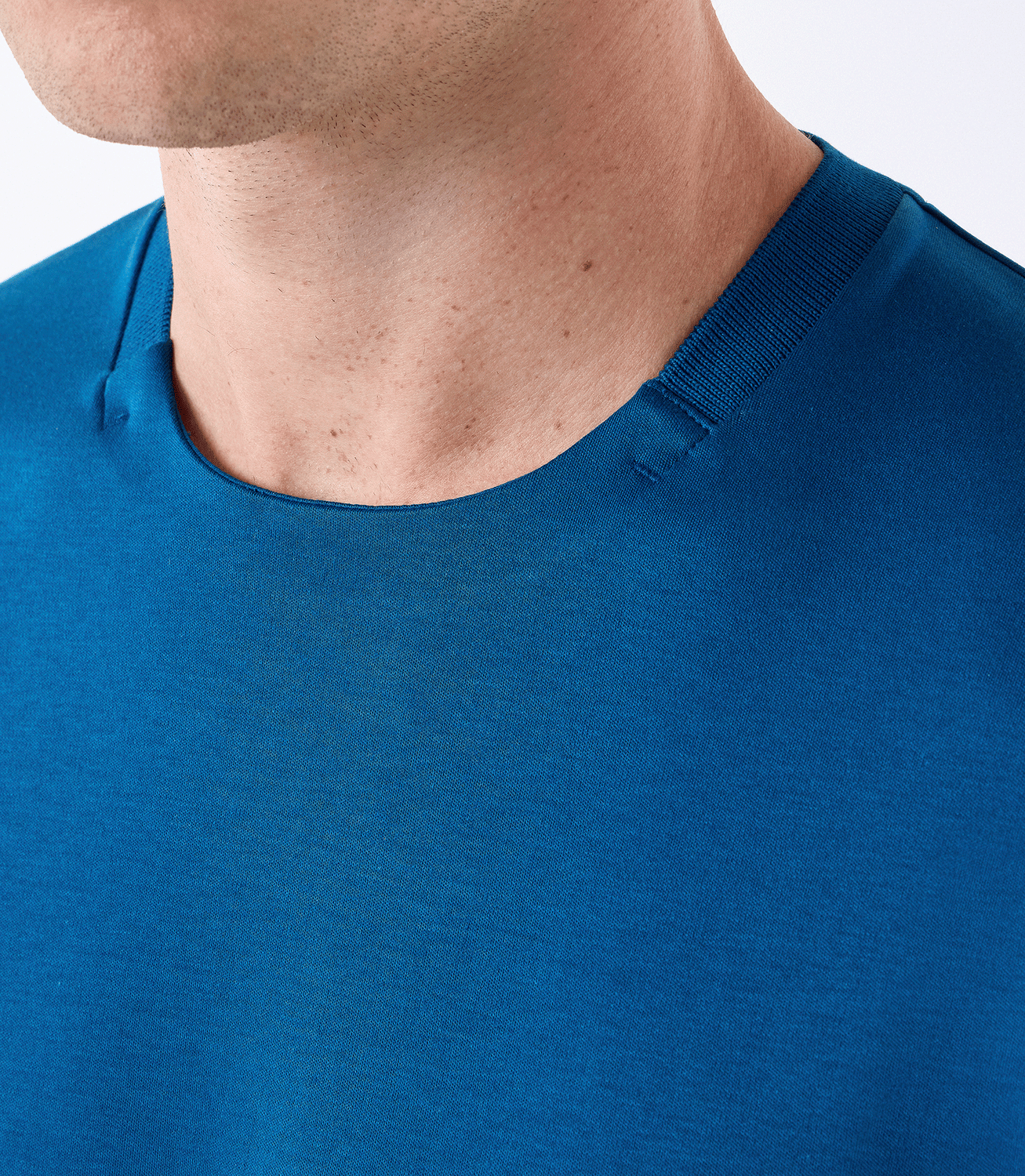Camiseta Interloque Gola com Recorte Azul – slide 4