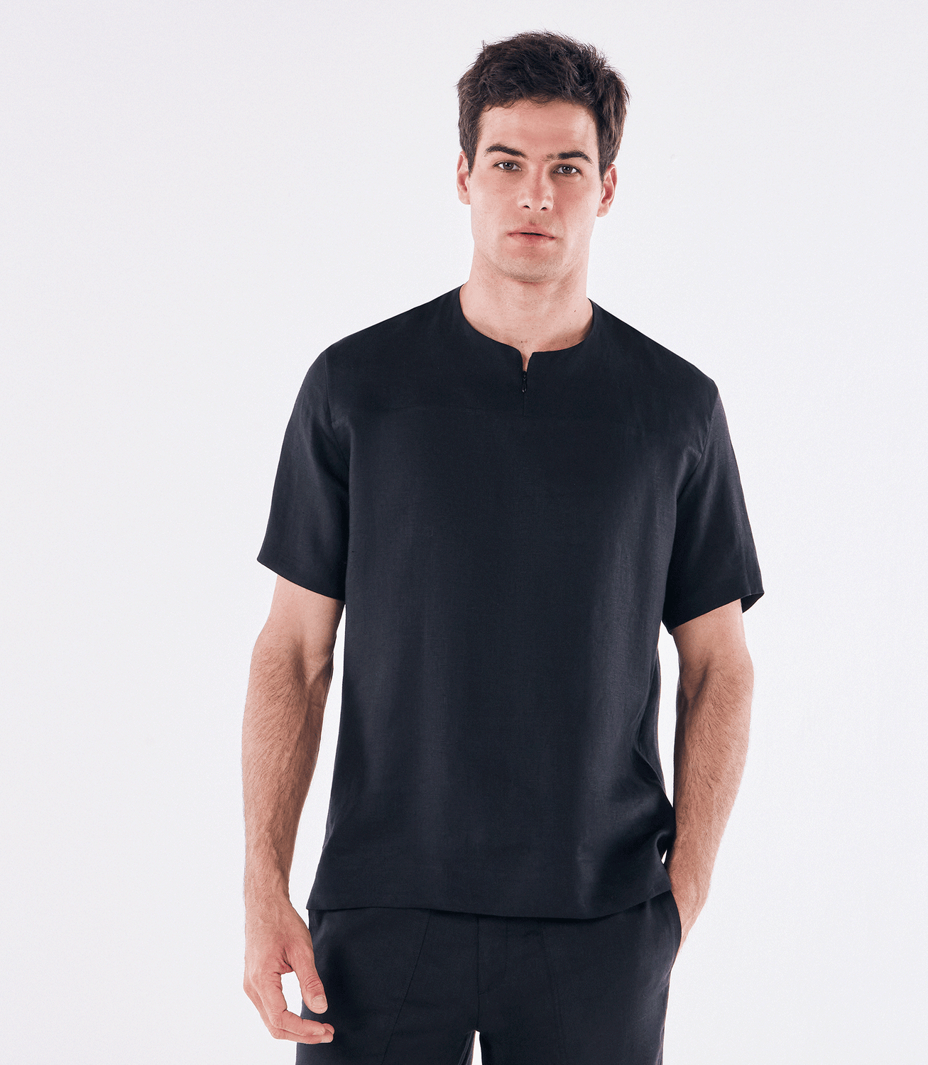 Camiseta Zíper Linho Preto – slide 1